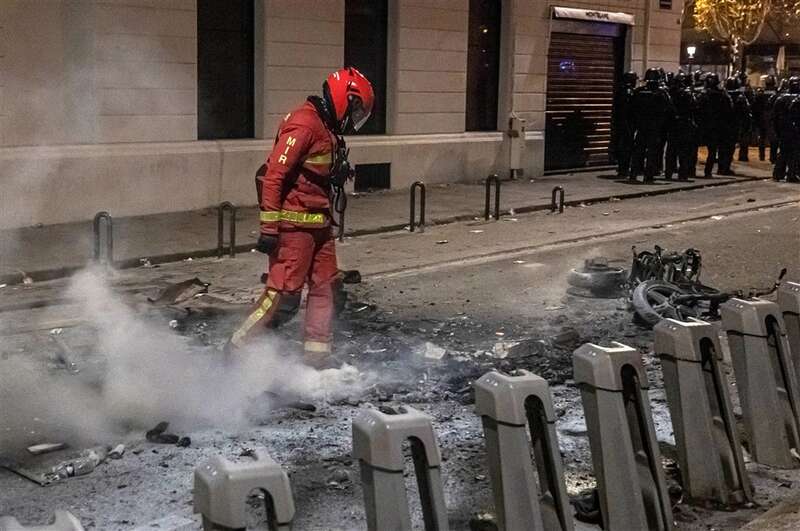 Празднование выхода Франции в полуфинал ЧМ-2022 переросло в стычки с полицией – фото