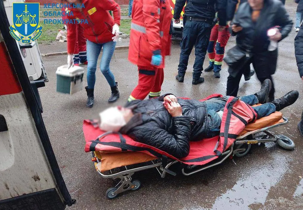 Окупанти вдарили по Херсону, спалахнула пожежа: загинула жінка, четверо постраждалих. Фото dqxikeidqxiqqeant