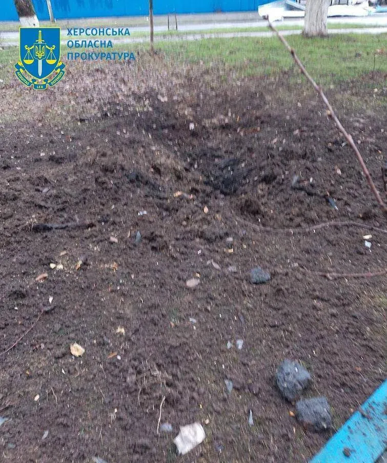 Окупанти вдарили по Херсону, спалахнула пожежа: загинула жінка, четверо постраждалих. Фото