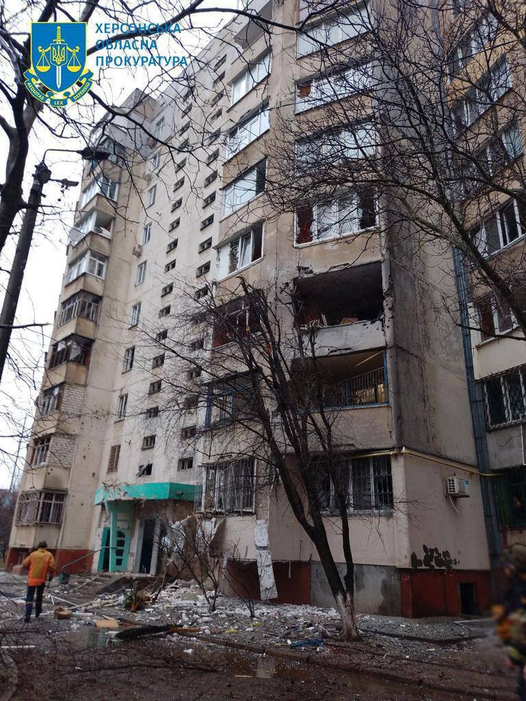 Окупанти вдарили по Херсону, спалахнула пожежа: загинула жінка, четверо постраждалих. Фото