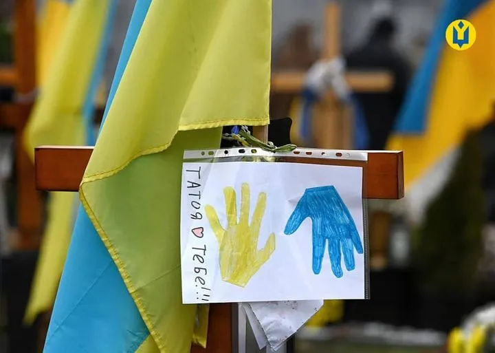 ’’Папа, я люблю тобі’’: у мережі показали зворушливий малюнок на могилі загиблого воїна. Фото dqxikeidqxitkant