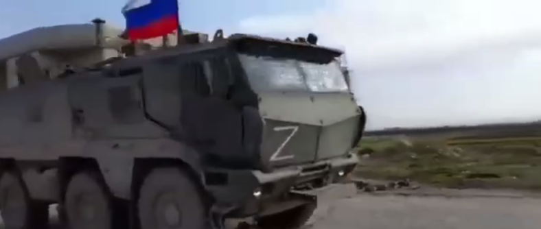 В Сирии мирные жители забросали камнями колонну военной техники с Z-свастикой. Видео dqxikeidqxitkant