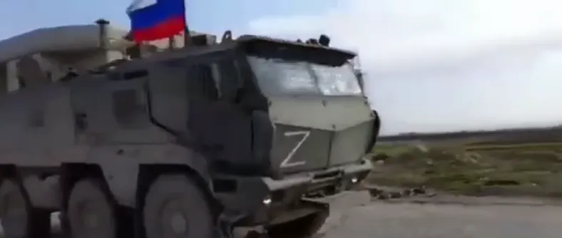 У Сирії мирні жителі закидали камінням колону військової техніки з Z-свастикою. Відео dqxikeidqxitkant