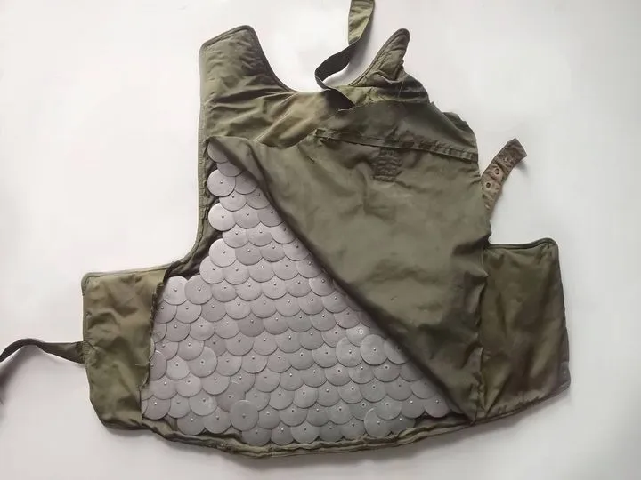 Українські військові виявили артефакт часів Брежнєва, який окупанти вважали бронежилетом. Фото dqxikeidqxiqqeant