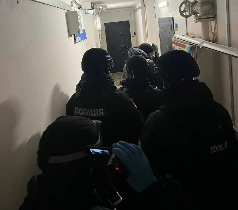 У Києві затримали чоловіка, якого підозрюють у зґвалтуванні похресниці. Фото dqxikeidqxiqqeant