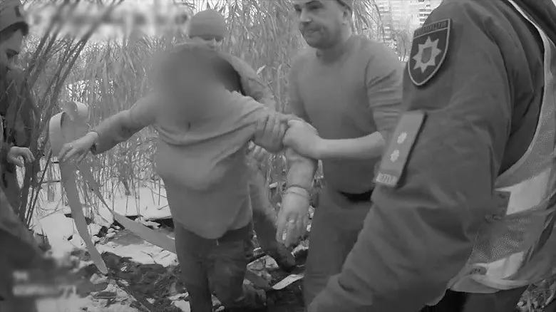 У Києві поліцейські врятували жінку, яка разом із собакою провалилася під кригу. Відео