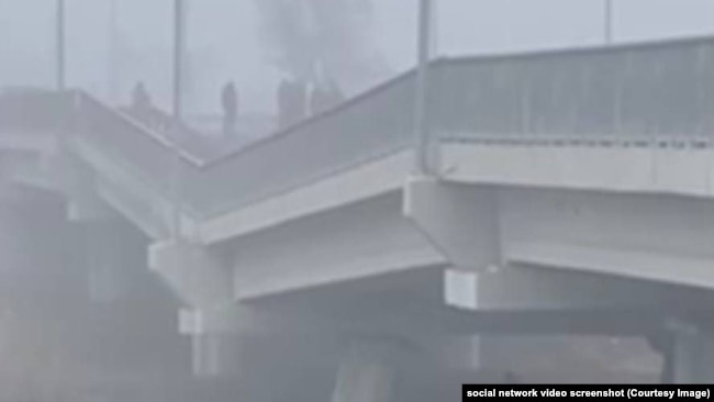 Повреждены опоры моста у Мелитополя