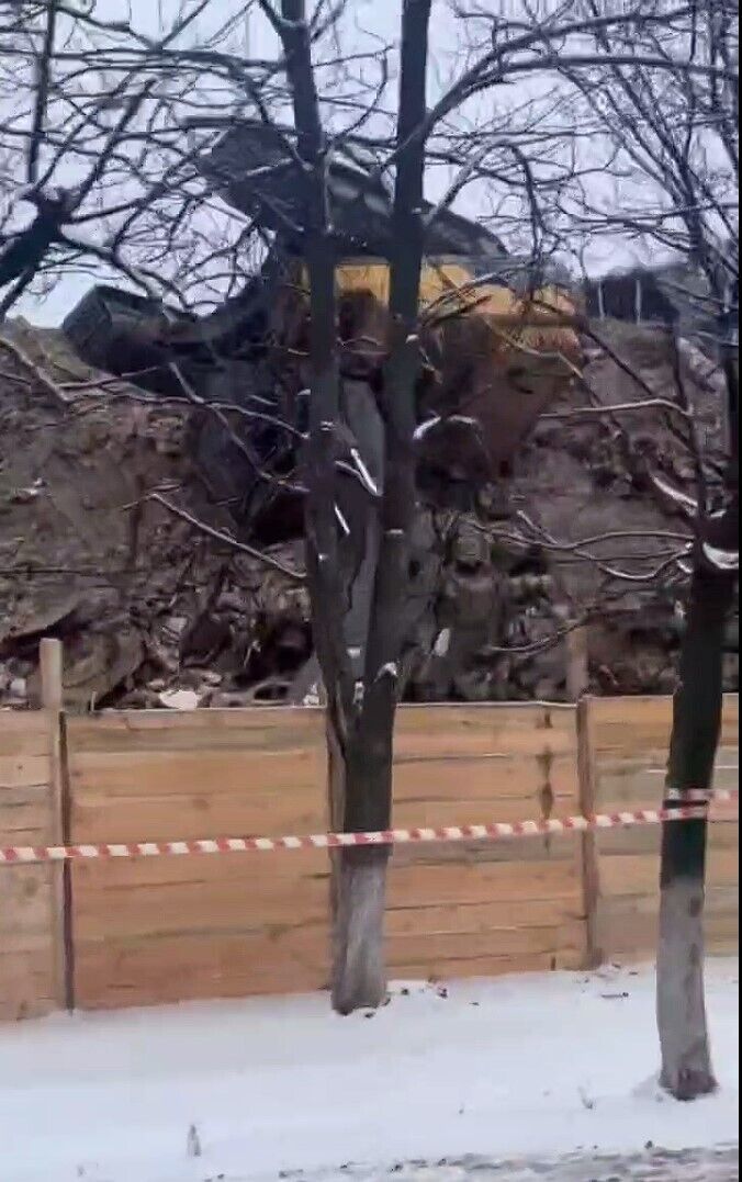 В Ирпене во время сноса поврежденного дома опрокинулся экскаватор. Видео dqxikeidqxiqqeant