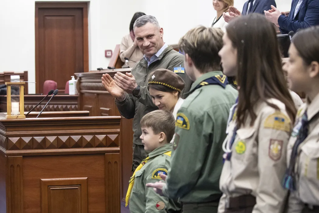 Пластуны принесли в Киевсовет Вифлеемский огонь мира. Фото