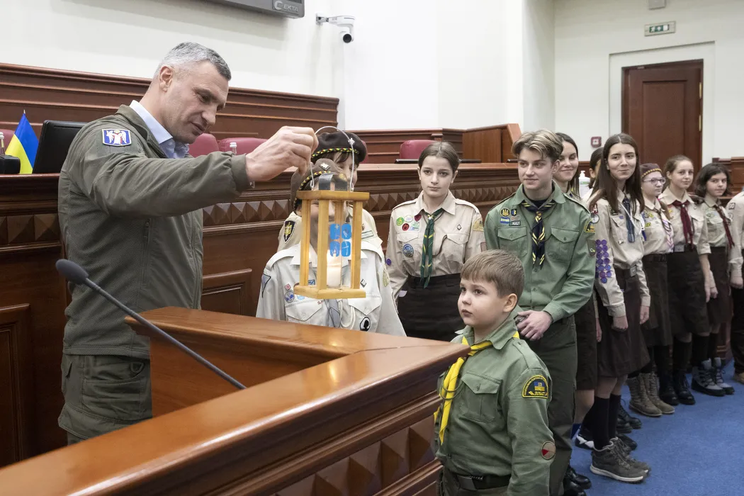 Пластуни принесли у Київраду Вифлеємський вогонь миру. Фото dqxikeidqxiqqeant