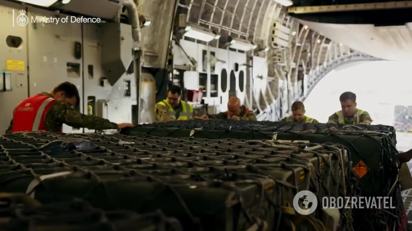 Сотрудники загружают ракеты