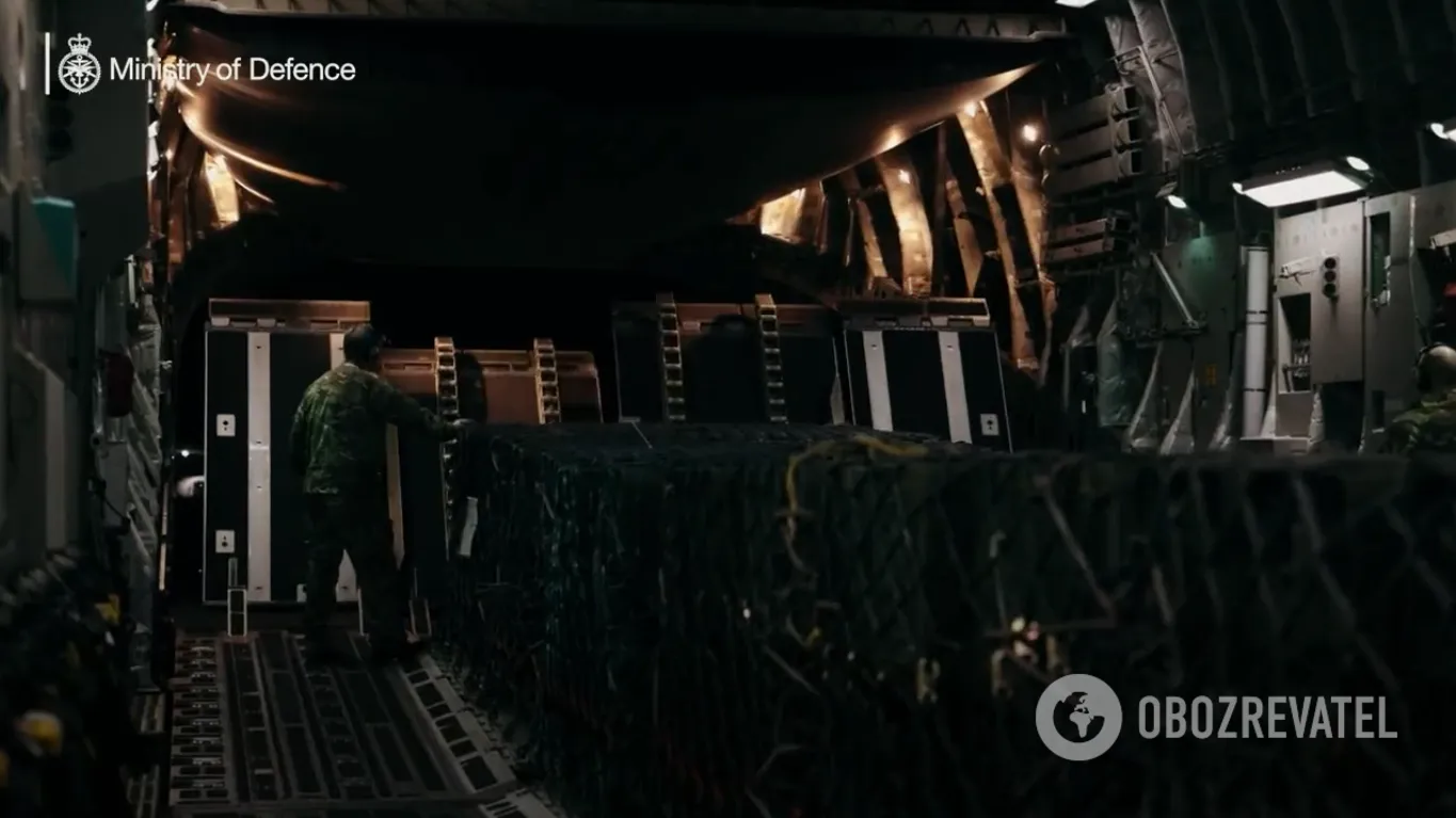 Ящики з ракетами в салоні військово-транспортного літака