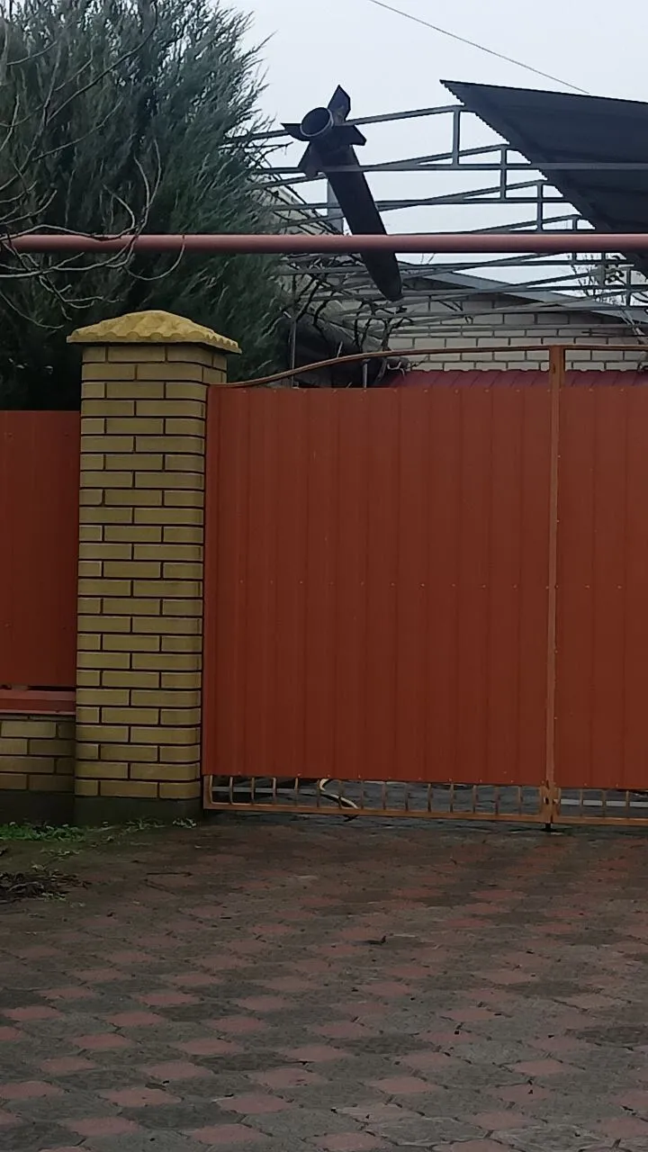 Окупанти завдали удару по центру Херсона, на місці працюють екстрені служби: є поранені dqxikeidqxiqqeant