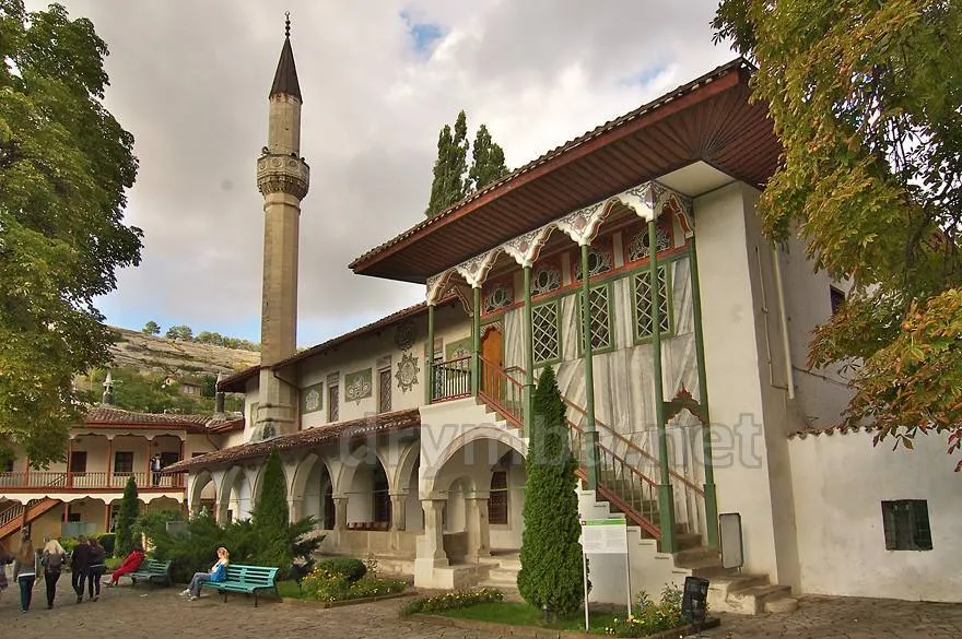 Окупанти знищують Ханський палац у Бахчисараї: Україна звернулася до ЮНЕСКО. Фото dqxikeidqxitkant