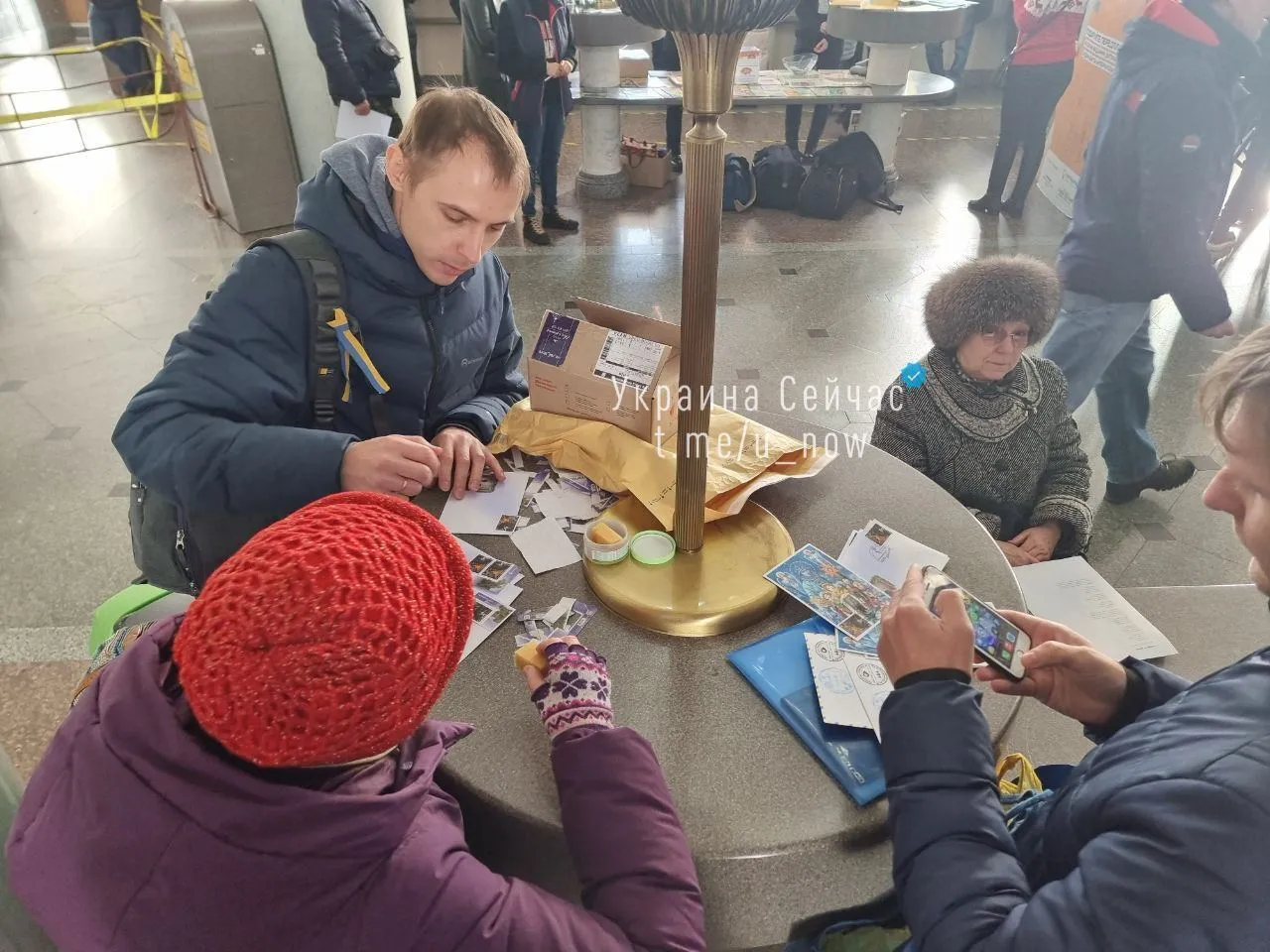 У Києві в Головпоштамті почалися продажі марки, присвяченої Новому році. Фото і відео