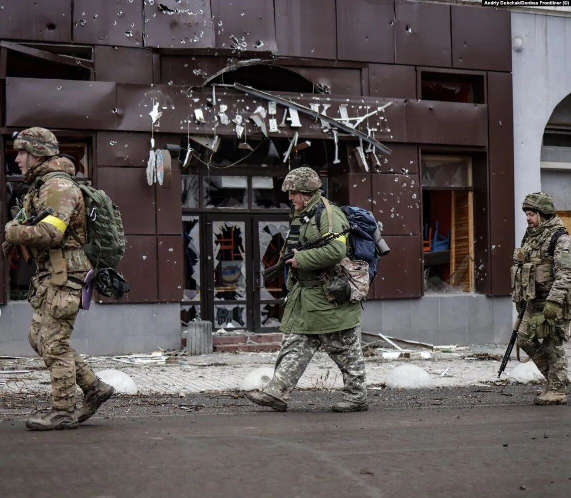 Зеленський прибув із візитом у Бахмут: поспілкувався із захисниками та вручив нагороди. Фото