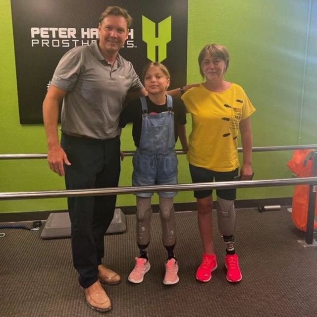 Наталья Степаненко и ее дщерь поддерживает реhabilitation