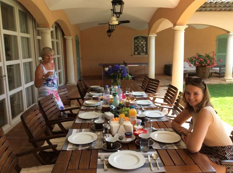 Олександра Маніович (праворуч) на віллі Mangueira, 2016