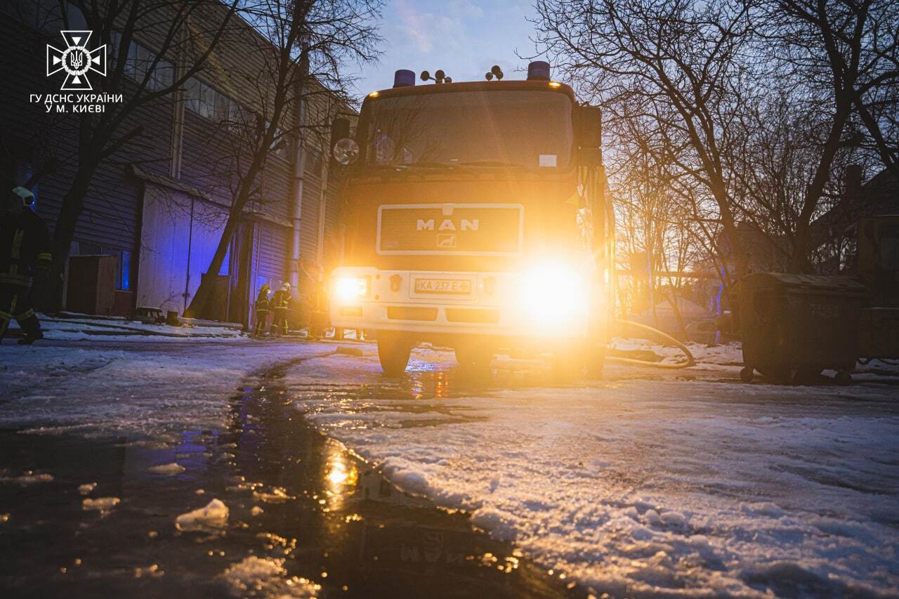 В Киеве на предприятии произошел взрыв неизвестного вещества. Фото и видео