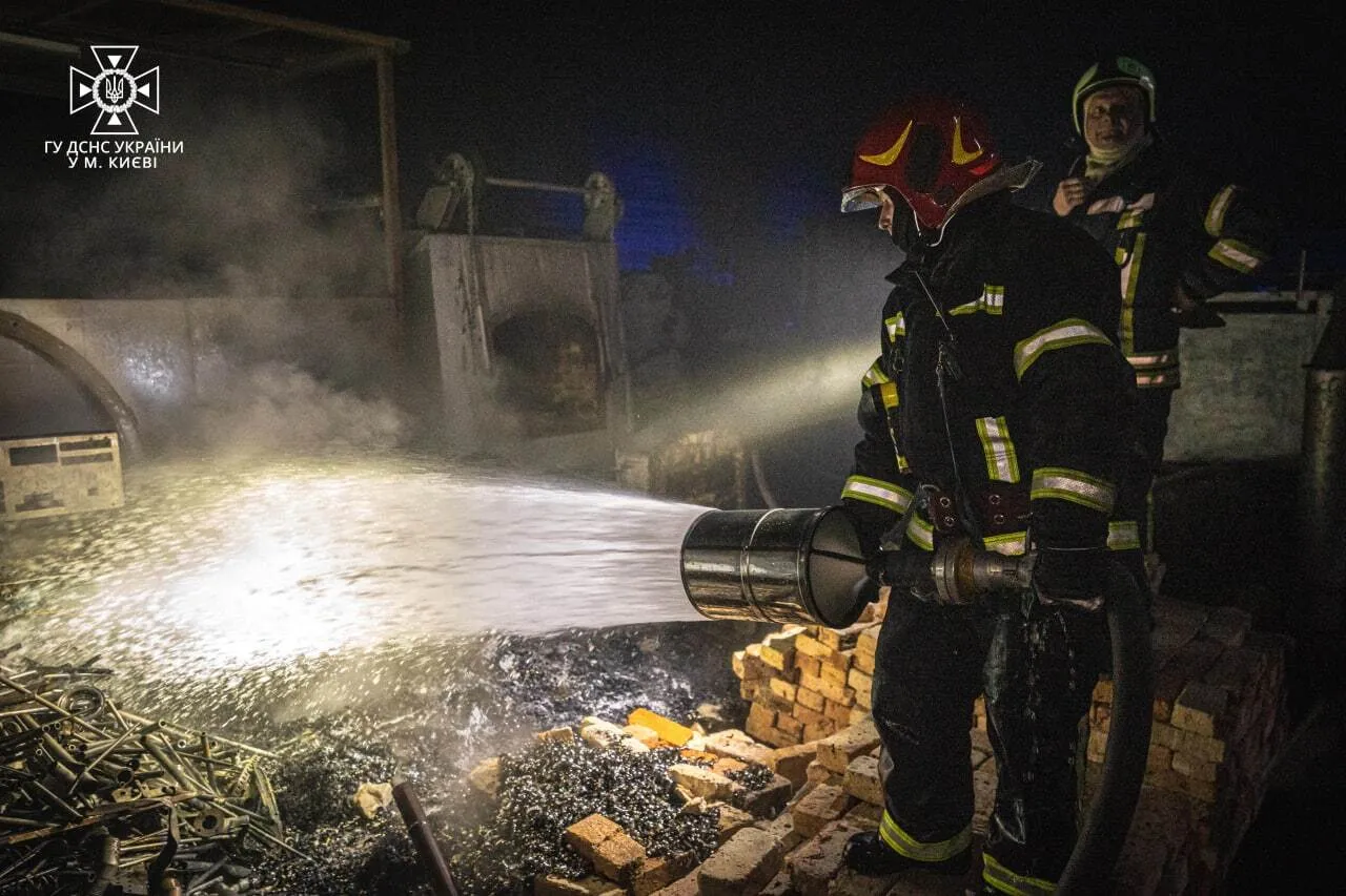 У Києві на підприємстві стався вибух невідомої речовини. Фото і відео