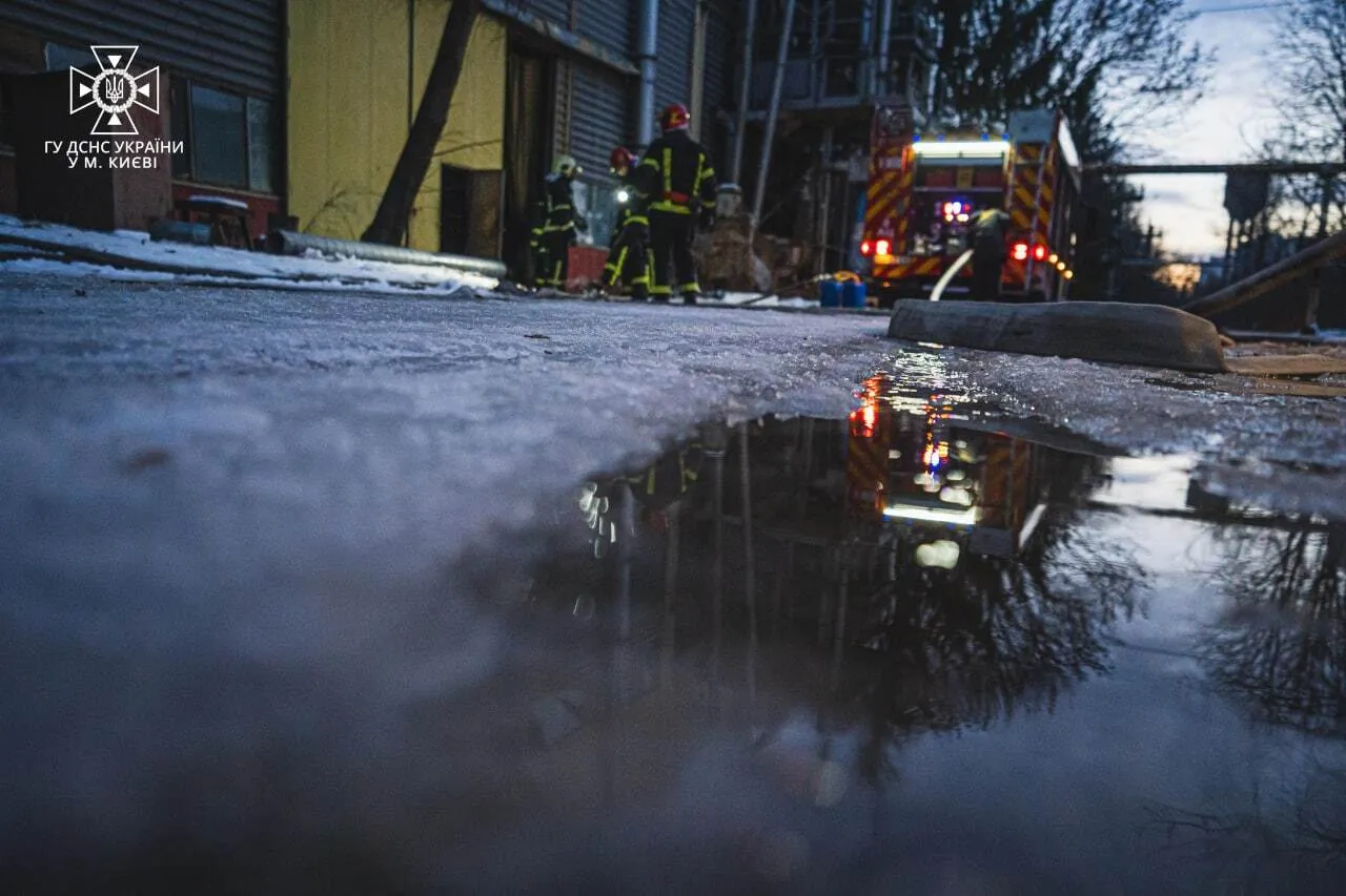 У Києві на підприємстві стався вибух невідомої речовини. Фото і відео