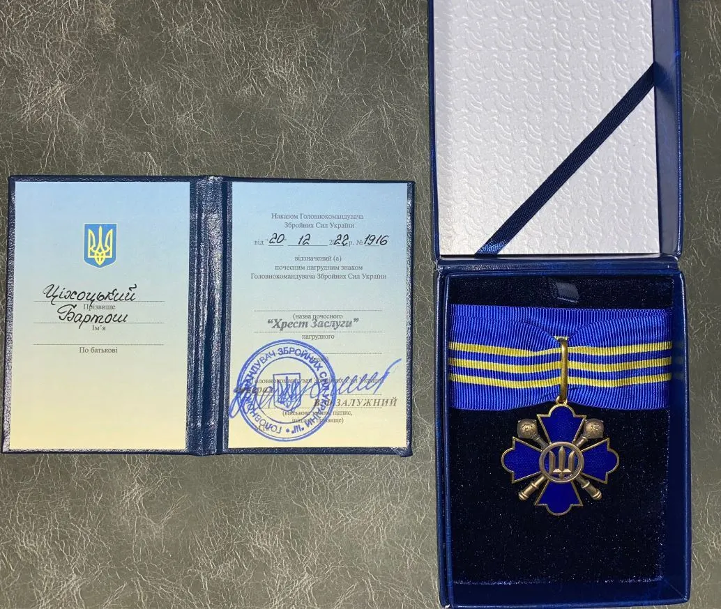 Залужний нагородив посла Польщі в Україні почесним знаком ’’Хрест заслуги’’. Фото dqxikeidqxiqqeant