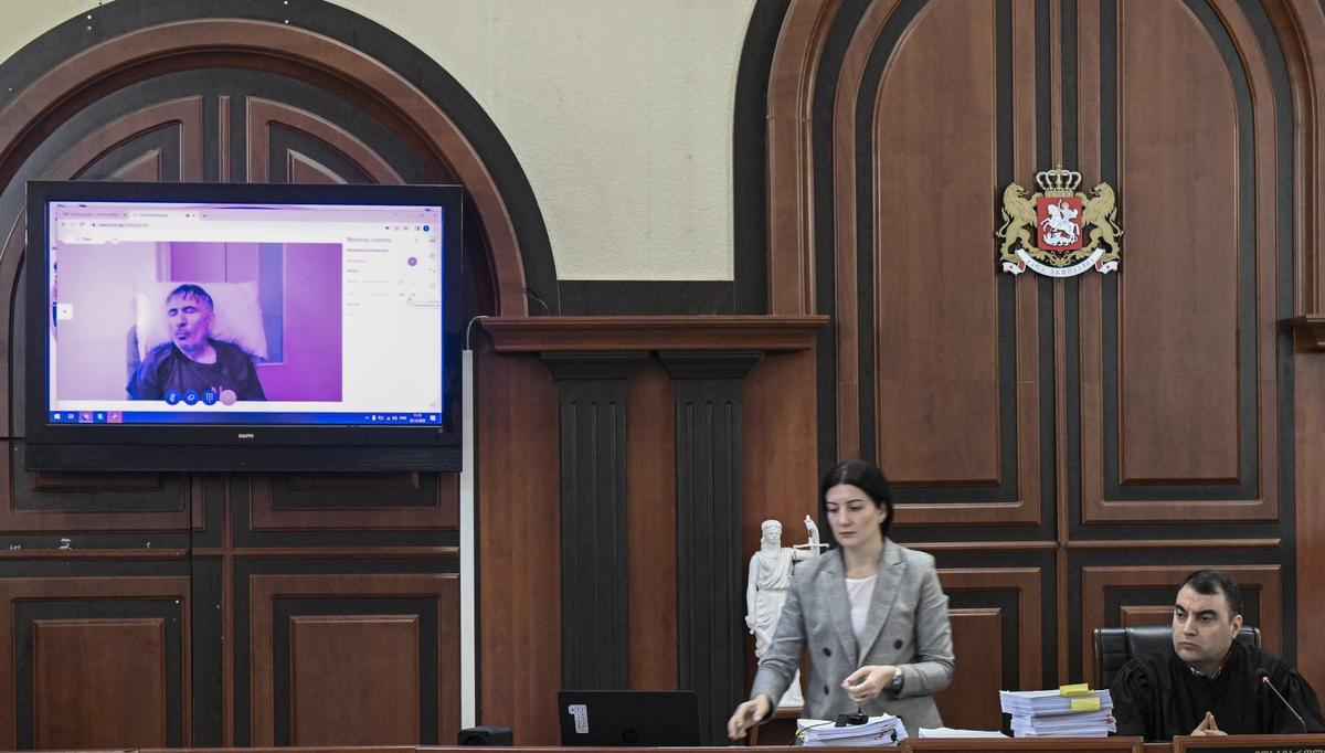 Михаил Саакашвили по видеосвязи во время слушаний по делу о его освобождении в Тбилисском городском суде, 22 декабря 2022 года. Фото: EPA-EFE / ZURAB KURTSIKIDZE