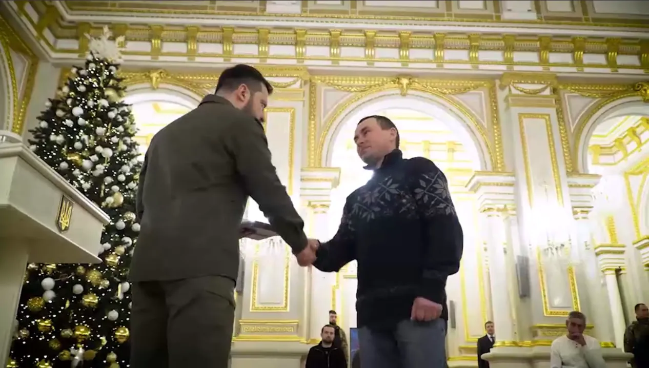 Люди, які щодня працюють на нашу перемогу: Зеленський вручив нагороди українським енергетикам. Відео dqxikeidqxiqxxant