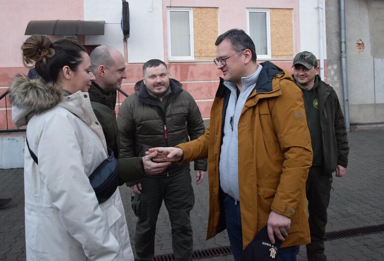 Щоб зрозуміти реальність життя: Кулеба з послами України відвідали Миколаїв 05