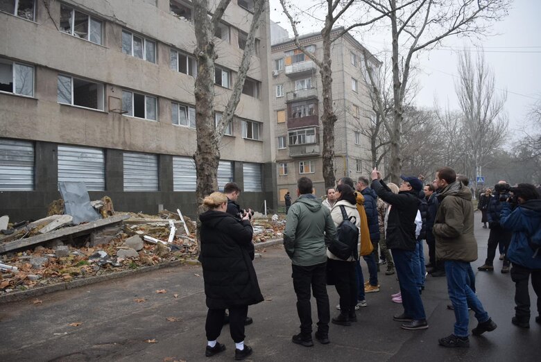 Щоб зрозуміти реальність життя: Кулеба з послами України відвідали Миколаїв 14