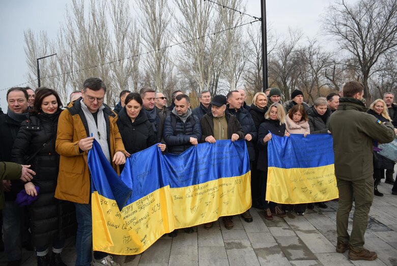 Щоб зрозуміти реальність життя: Кулеба з послами України відвідали Миколаїв 19