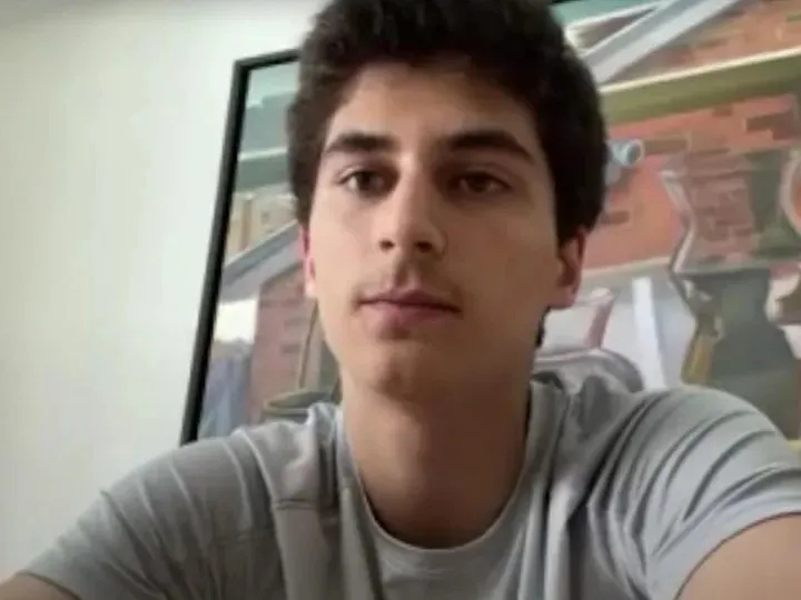 В России хоккеист перерезал горло сопернику коньком. Момент попал на видео dqxikeidqxitkant