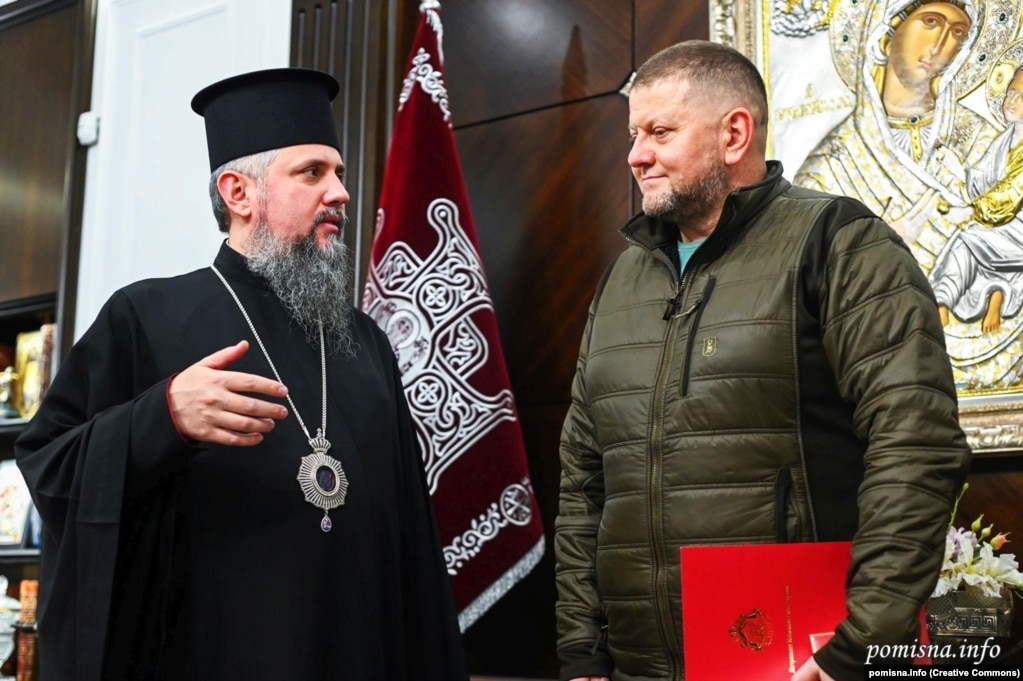 Главнокомандующий ВСУ Валерий Залужный и глава ПЦУ митрополит Киевский и всей Украины Эпифаний в канун Рождества по григорианскому календарю. Киев, 21 декабря 2022 года