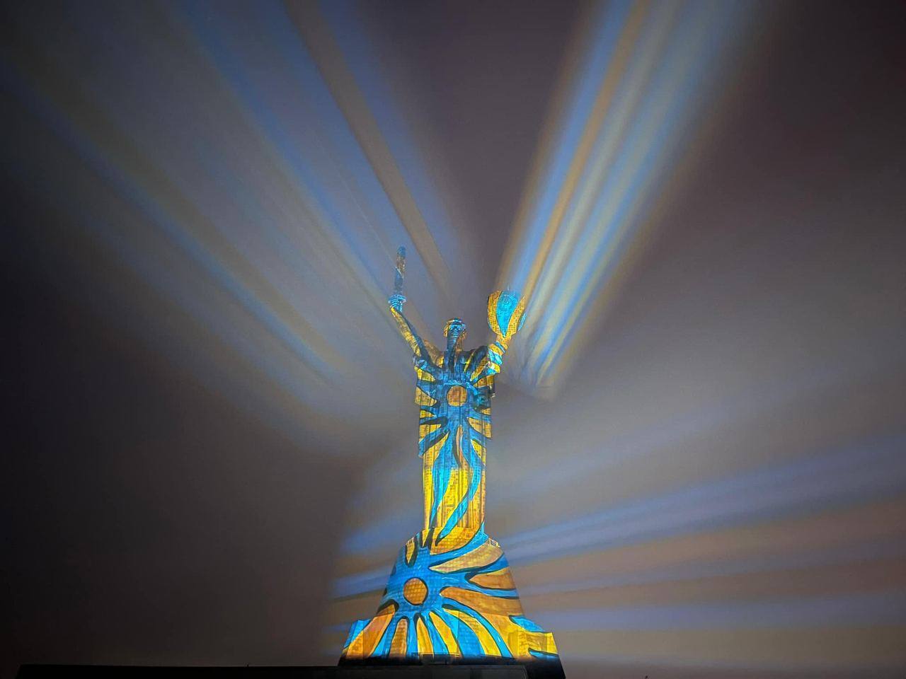 В Киеве продолжился световой арт-тур Герри Хофштеттера: фантастические фото dqxikeidqxiqqeant