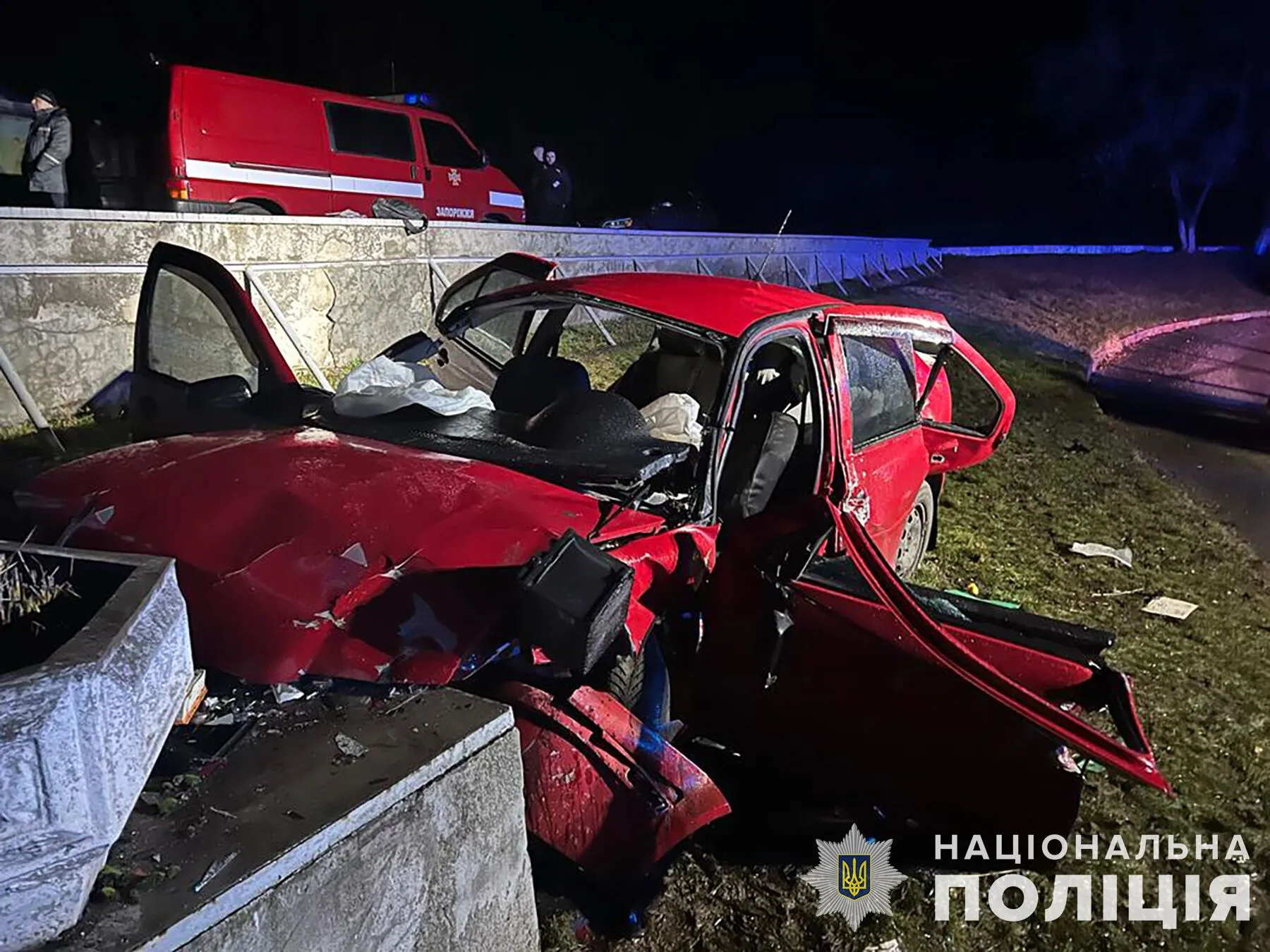 У Запоріжжі авто врізалося у бетонну загорожу: загинуло троє. Фото