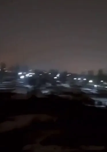 В российском Энгельсе произошла ’’бавовна’’ на аэродроме, есть погибшие: власти пытаются успокоить жителей. Фото и видео