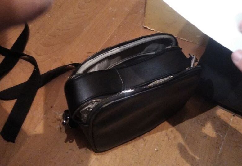 У Києві рецидивіст, погрожуючи ножем, пограбував жінку: зловмисника знайшли завдяки камерам. Відео dqxikeidqxitkant