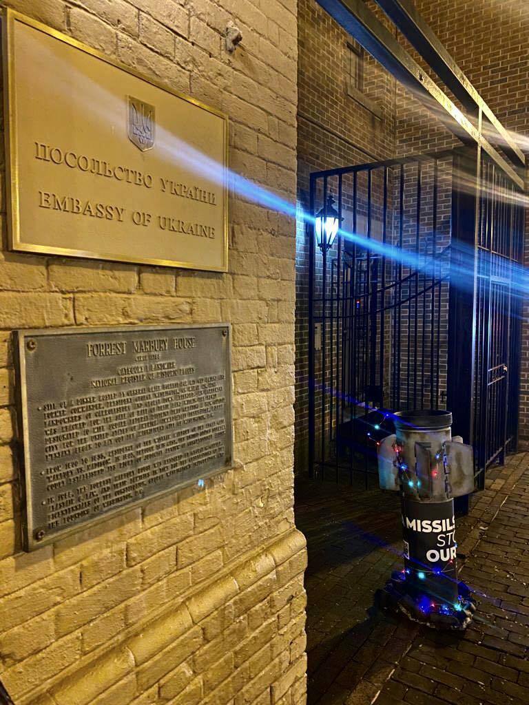 Макет російської ракети біля посольства України у Вашингтоні dqxikeidqxitkant