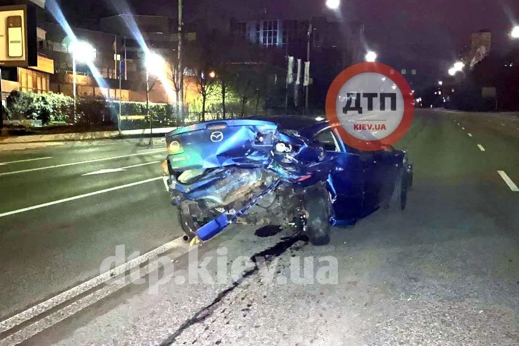 У Києві п’яний таксист на швидкості протаранив легковик. Фото dqxikeidqxiqqeant