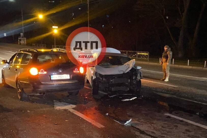 У Києві п’яний таксист на швидкості протаранив легковик. Фото