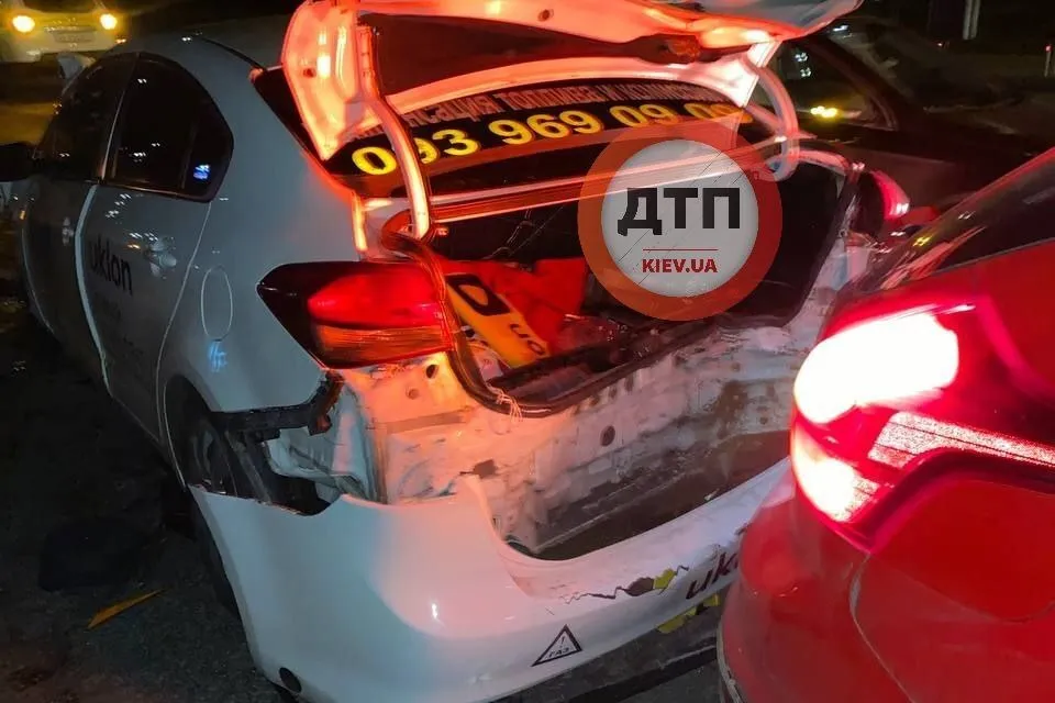 У Києві п’яний таксист на швидкості протаранив легковик. Фото