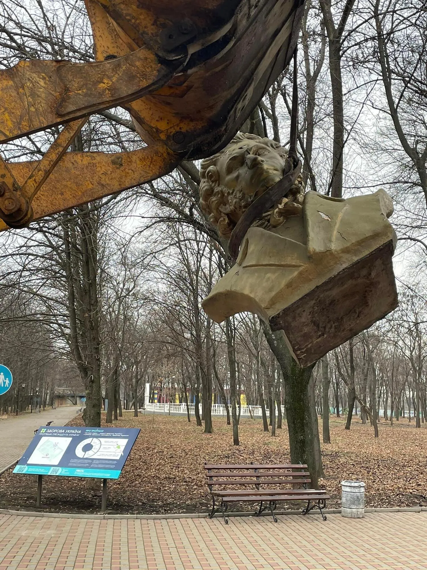 ’’Пушкінопад’’ дістався Краматорська на Донеччині: в Україні має бути українське. Фото dqxikeidqxiqqeant