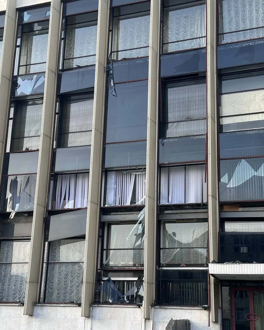 В Киеве в результате ракетных обстрелов поврежден Дворец ’’Украина’’. Фото и видео dqxikeidqxitkant