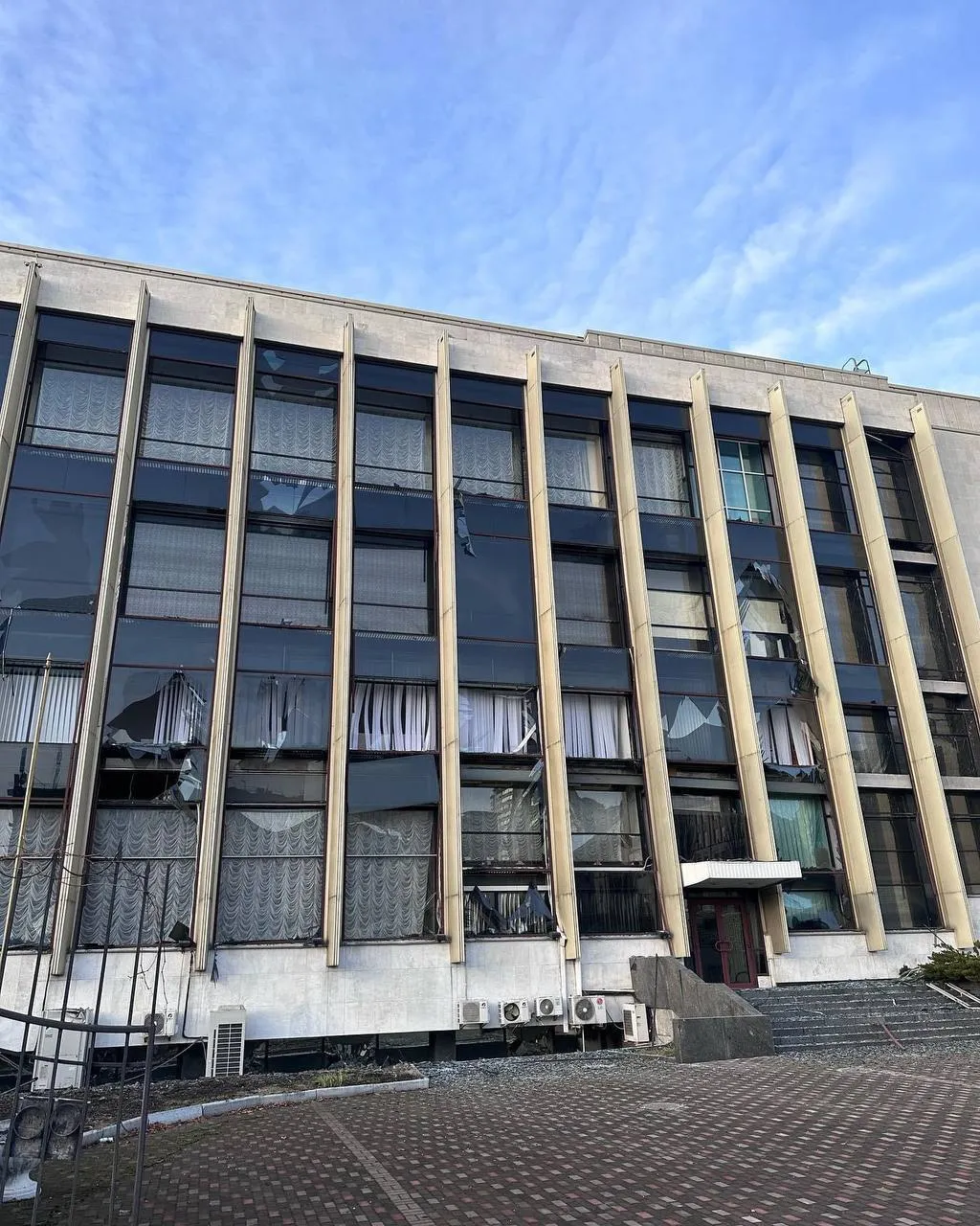 У Києві внаслідок ракетного обстрілу пошкоджено Палац ’’Україна’’. Фото та відео