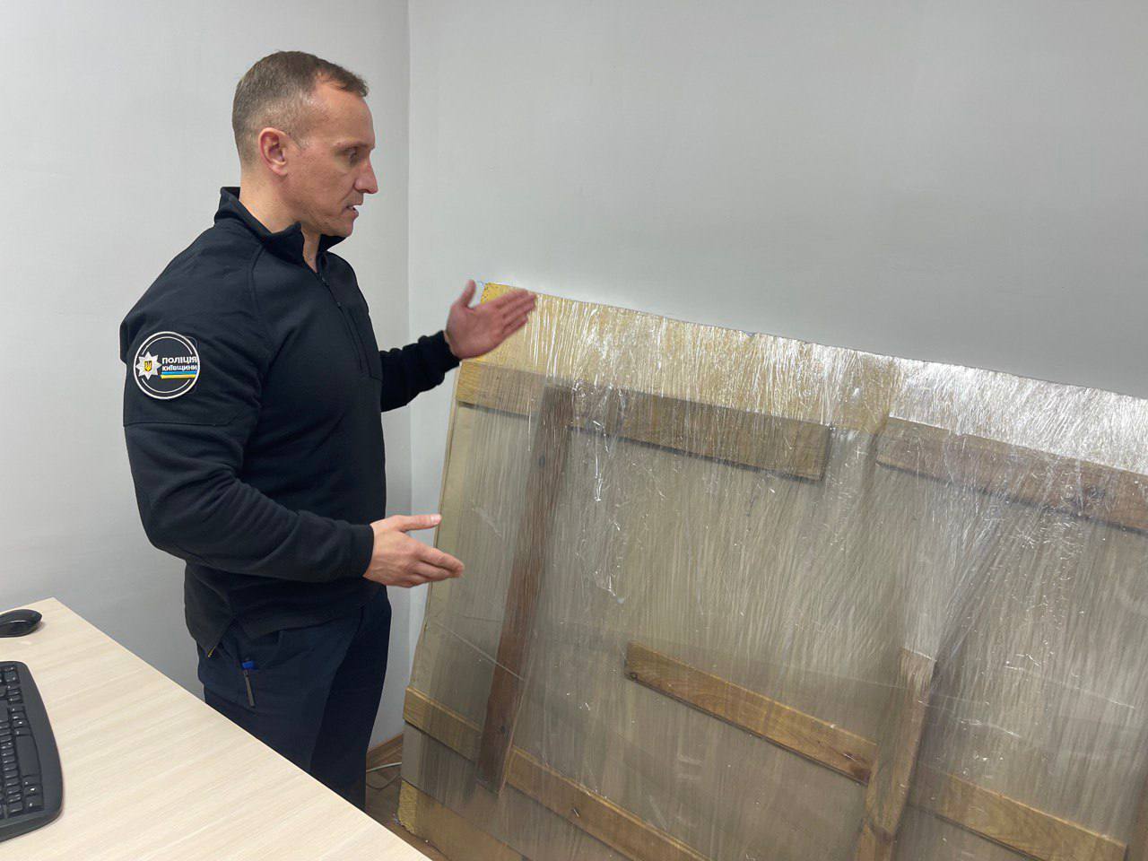 Чоловікові, який намагався вкрасти графіті Бенксі на Київщині, повідомлено про підозру. Фото