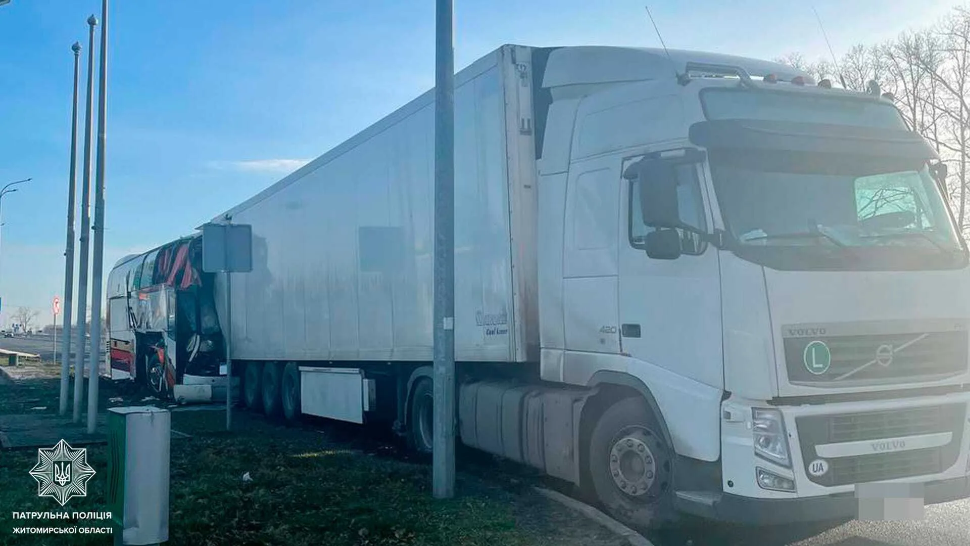 В Житомирской области автобус с пассажирами въехал в грузовик, есть пострадавшие. Фото