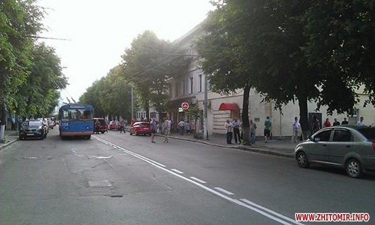 В Житомире неспокойно: стрельба, заложники и неизвестные в масках - фото 1 dqxikeidqxiqqeant
