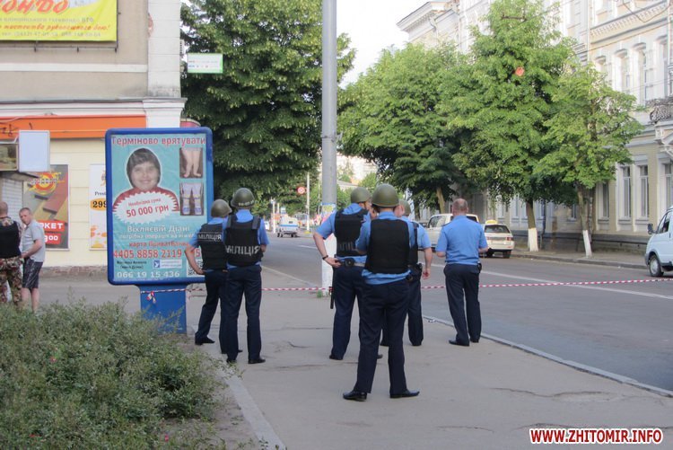 В Житомире неспокойно: стрельба, заложники и неизвестные в масках - фото 5