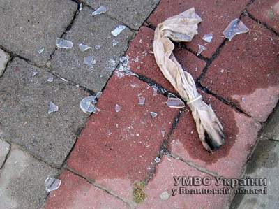 В Луцке в машину депутата швырнули «коктейль Молотова» В Луцке в машину депутата швырнули «коктейль Молотова»