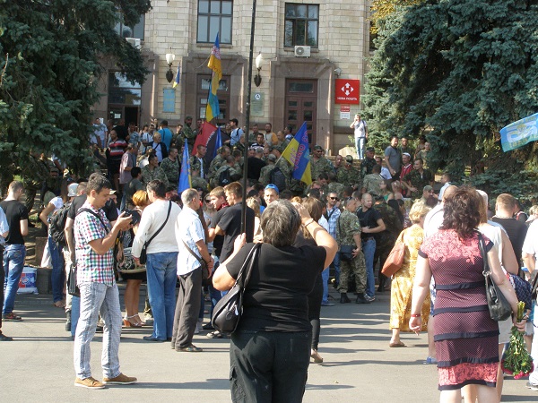 У Дніпропетровську матір загиблого під Іловайськом бійця слухали на колінах - фото 1 У Дніпропетровську матір загиблого під Іловайськом бійця слухали на колінах - фото 1 dqxikeidqxiqqeant